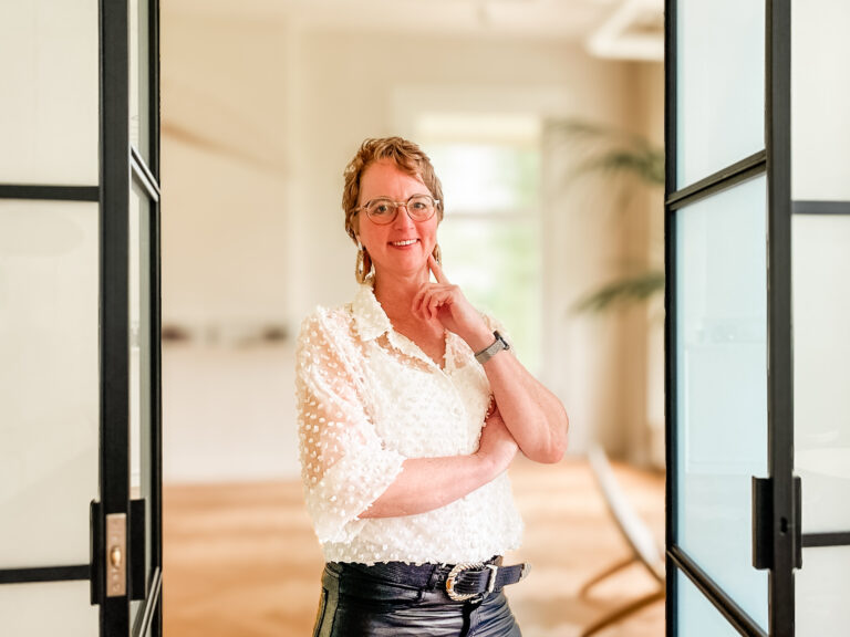 Portret van Jikkie Has, spreker en trainer in psychologische veiligheid en moedige momenten.